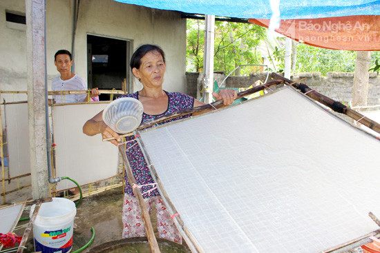 Sản phẩm giấy gió do bà con xã Hưng Phong, huyện Hưng Nguyên sản xuất. Ảnh: Quang An