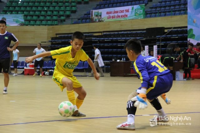 Cầu thủ Nguyễn Ngọc Trung, trụ cột của đội Nhi đồng Thái Hoà đang thi đấu ấn tượng trong màu áo U11 SLNA - Ảnh: Hoài Hoan