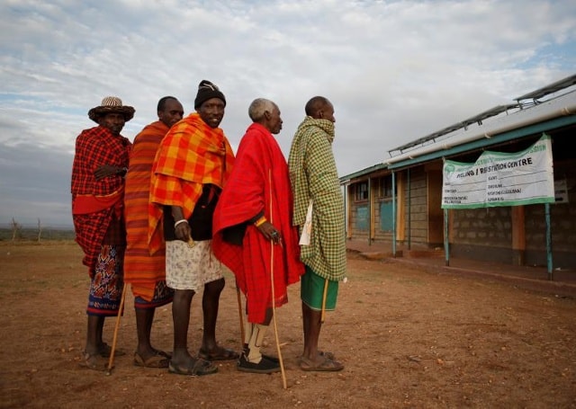 Samburu tribesmen chờ đợi để bỏ phiếu trước một trạm bỏ phiếu trong cuộc bầu cử ở một ngôi làng gần Baragoy, Kenya ngày 8 tháng 8 năm 2017