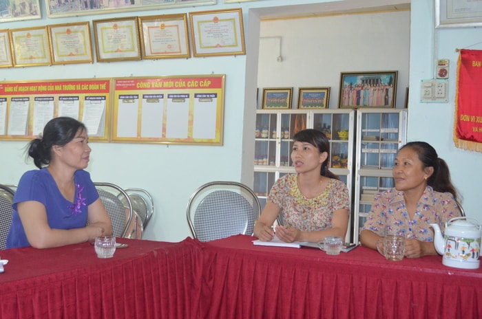 Bà Đinh Thị Hải Lý – Chủ tịch Công đoàn huyện Quỳ Hợp nắm bắt thông tin thiếu giáo viên mầm non tại Trường Mầm non Sao Mai. Ảnh: Hà Giang
