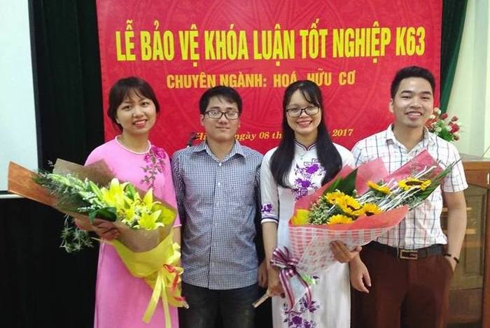 Thầy giáo Lê Văn Tú (thứ 2 từ trái sang) tại lễ bảo vệ tốt nghiệp