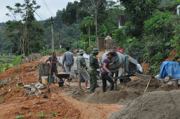 Phong trào xây dựng NTM đang được nhiều Đảng bộ cơ sở ở Thanh Chương tập trung, trong đó cán bộ, đảng viên giữ vai trò nòng cốt. Ảnh: Minh Chi