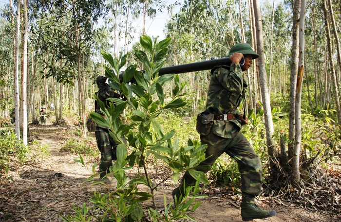 Bộ đội Việt Nam nhanh chóng triển khai đội hình hỏa lực mạnh.