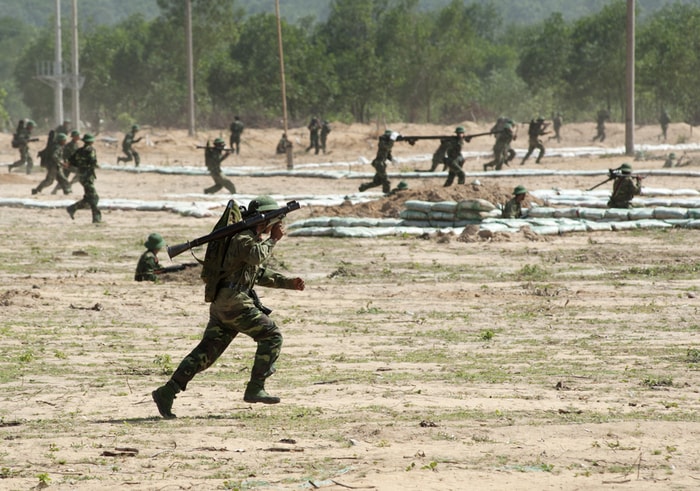 ... và xung phong tiêu diệt địch, 