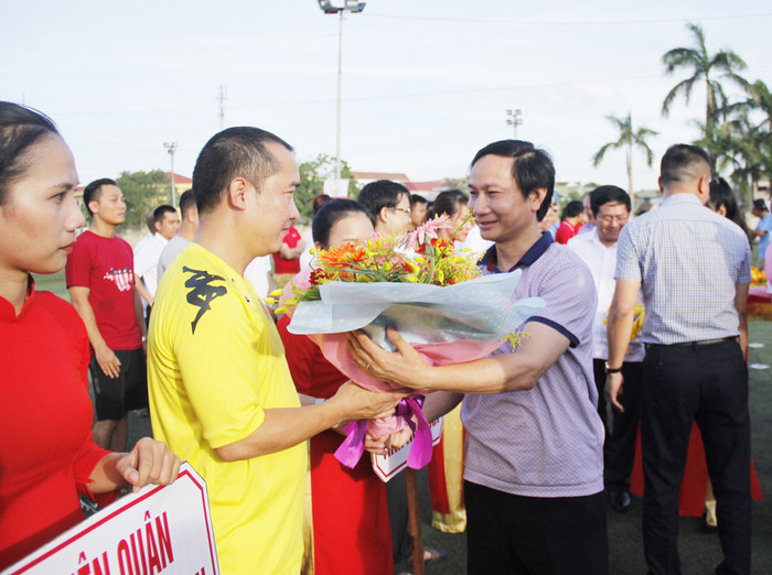 Đồng chí Trần Văn Hùng tặng hoa cho các đội bóng tham dự.