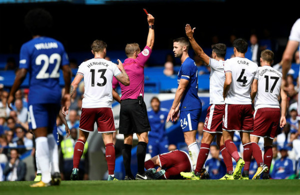 Thẻ đỏ của Gary Cahill khiến Chelsea nhanh chóng vỡ trận ở hiệp một. Ảnh: Reuters.