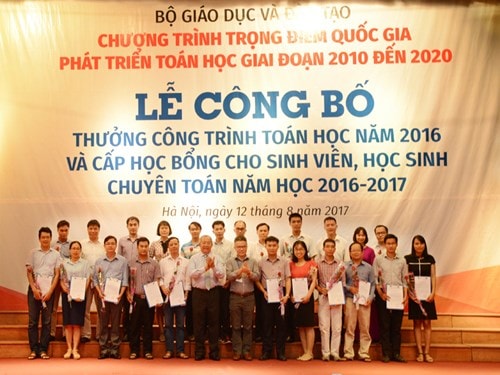 Trao thưởng cho các nhà khoa học có các công trình tiêu biểu. Ảnh: QĐND.