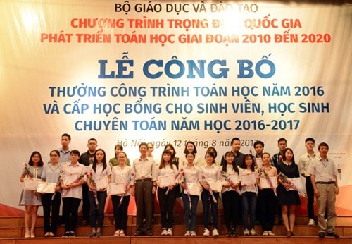 Trao học bổng cho các sinh viên xuất sắc ngành Toán. Ảnh: QĐND.