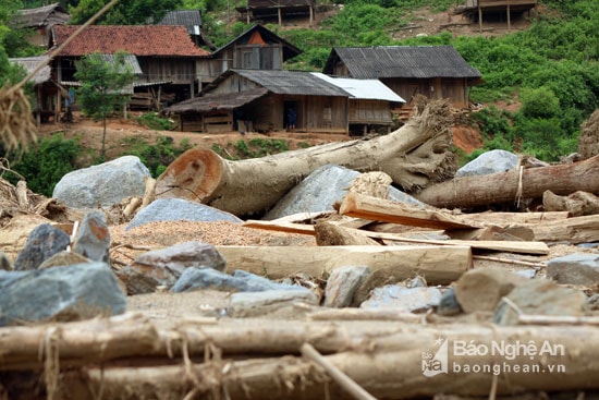 Cơn lũ quét lịch sử ngày 21/7 đi qua khiến bản Nhãn Lỳ (xã Tà Cạ - Kỳ Sơn) biến thành những đống đổ nát, hậu quả để lại là 7 ngôi nhà, 12 kho thóc, hàng chục máy điện nước bị cuốn trôi hoàn toàn. Ảnh: Đào Thọ 