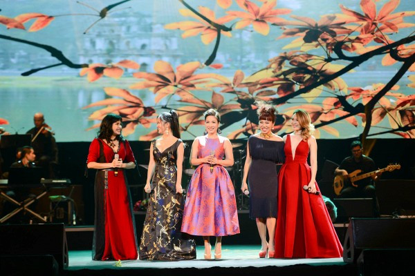 Mỹ Tâm cùng bộ tứ diva nhạc Việt lộng lẫy trên sân khấu.