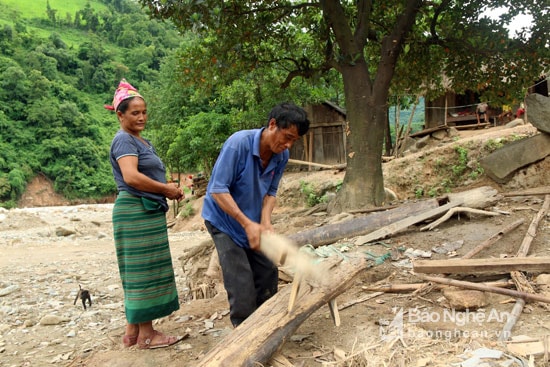 Ông Vi Văn Nhơn, một hộ bị lũ cuốn mất nhà cho biết, khi lũ về cả gia đình chỉ kịp lấy được mấy bộ quần áo còn lại bị cuốn trôi hết. Hiện tại, nhờ sự giúp đỡ của các tổ chức, ông dựng được một túp lều sống tạm bợ qua ngày. Ảnh: Đào Thọ