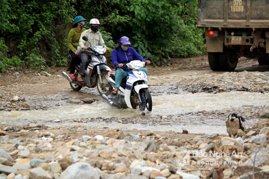 Cây cầu tràn bắc qua khe bị hư hỏng nặng tạo thành một dòng chảy giữa đường khiến người tham gia giao thông gặp rất nhiều khó khăn. Ảnh: Đào Thọ