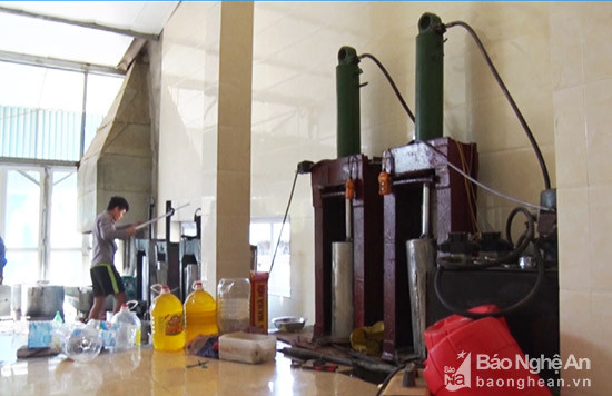 Hiện nay nhiều gia đình ở Hưng Xuân đã đầu tư máy móc đáp ứng nhu cầu ép dầu ngày càng cao của người dân. Ảnh Thanh Tâm