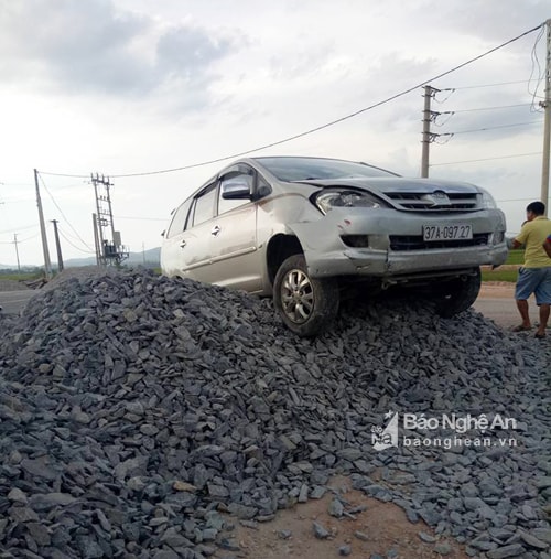 Chiếc xe ô tô sau khi gây ra tai nạn đã lao lên đống đá ven đường. Ảnh: Huy Thư. 