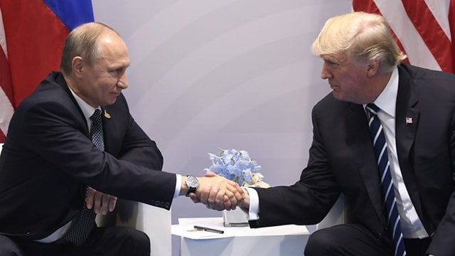 Tổng thống Trump (phải) và Tổng thống Putin bắt tay trong cuộc gặp cấp cao đầu tiên bên lề Hội nghị thượng đỉnh G20 ở Hamburg, Đức ngày 7/7. Ảnh: Reuters.