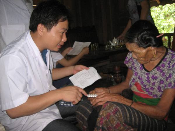 Y bác sỹ Bệnh viện huyện Quỳ Châu Khám chữa bệnh miễn phí cho người dân. Ảnh: Khánh Ly