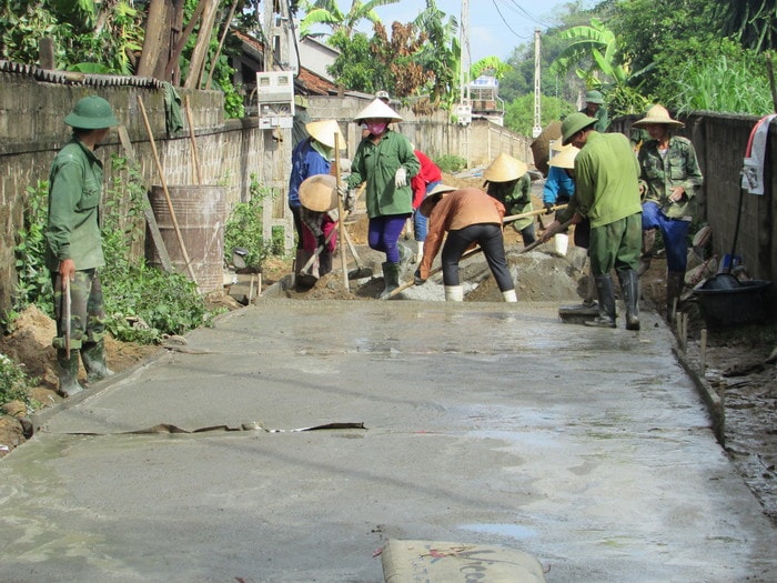 Một số xã khó khăn trong xây dựng xây dựng NTM, huyện Nghĩa Đàn hỗ trợ xi măng để làm đường giao thông nông thôn. Ảnh: Minh Thái