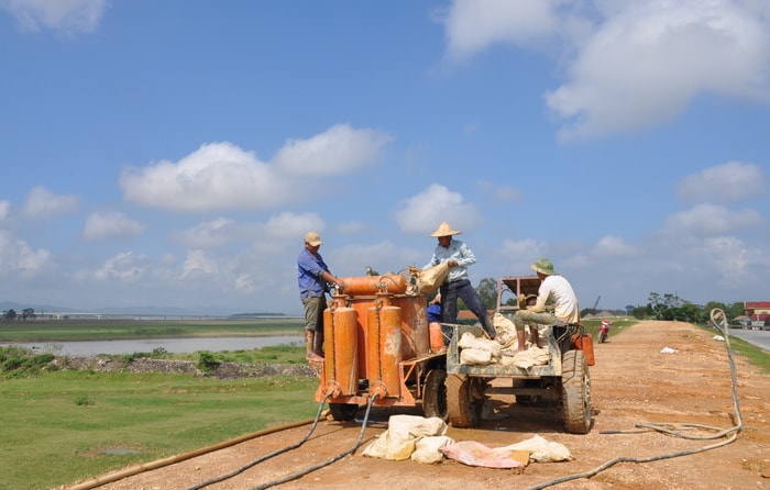 Nâng cấp, sửa chữa đê Tả Lam. Ảnh: Việt Phương