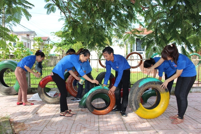 Các đoàn viên thanh niên làm các đồ chơi cho thiếu nhi từ phế liệu. Ảnh: Nhật Tuấn