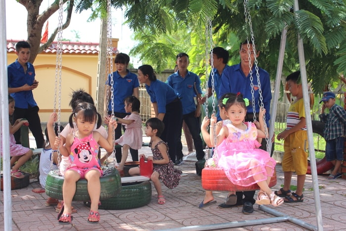 Các em thiếu nhi vui chơi tại sân chơi độc đáo. Ảnh: Nhật Tuấn