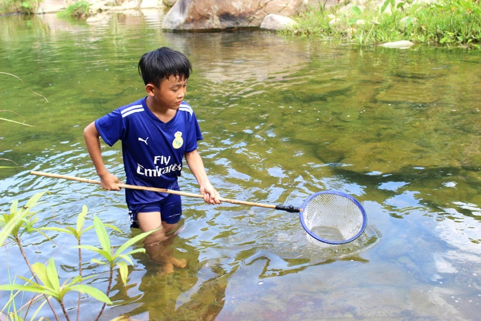  Đi chơi thác, nhiều thiếu niên không quên mang theo lưới, vợt để xúc cá khe. Ảnh: Huy Thư