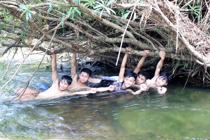 Một ngày nắng nóng ngột ngạt đã bị xua tan bởi dòng nước mát của núi rừng cùng không khí vui chơi thân tình, đoàn kết của mọi người. Ảnh: Huy Thư