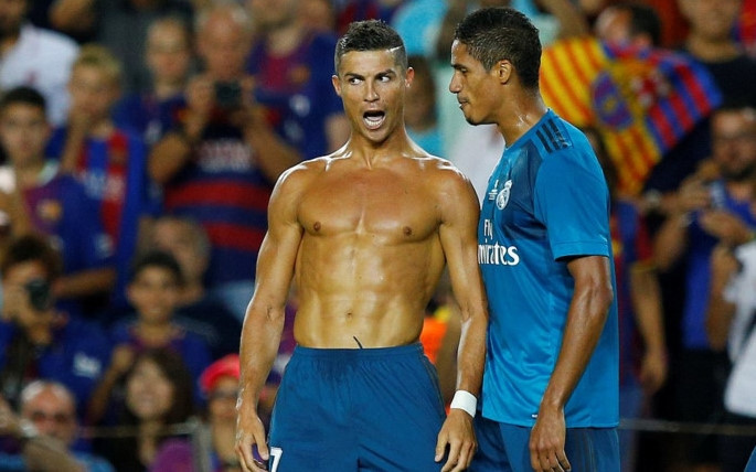 Trong trận lượt đi tranh Siêu cúp với Barca, Ronaldo đã cởi áo ăn mừng bàn thắng, dẫn đến một thẻ vàng.