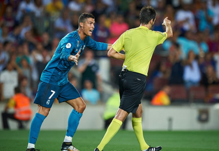 Trọng tài chính Bengoetxea trừng mắt nhìn Ronaldo. Sau đó, ông đã ghi vào biên bản trận đấu: 