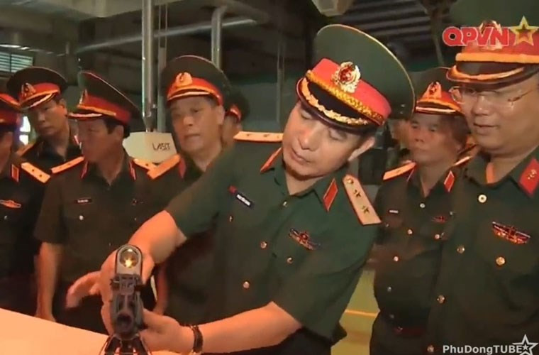 Theo kênh Quốc phòng Việt Nam, mới đây, Trung tướng Phan Văn Giang – Tổng tham mưu trưởng QĐND Việt Nam đã đến thăm và kiểm tra Nhà máy Z111, Tổng cục Công nghiệp Quốc phòng. Đáng lưu ý, Z111 hiện là nơi sản xuất các dòng súng bộ thế hệ mới, trong đó có súng trường Galil ACE – thay thế khẩu súng AK huyền thoại trong quân đội ta. Nguồn ảnh: Kênh QPVN
