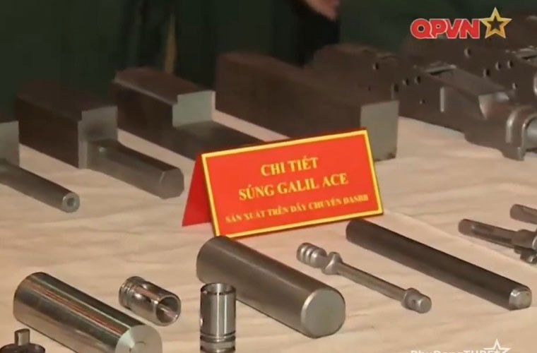 Trong ảnh, có thể thấy các chi tiết nhỏ tới lớn của súng trường tấn công Galil ACE đã được Nhà máy Z111 sản xuất thành công. Việt Nam đã thực sự làm chủ việc sản xuất súng bộ binh hiện đại trong nước thay vì phải đi nhập khẩu. Đây là bước phát triển vượt bậc của CNQP Việt Nam. Nguồn ảnh: Kênh QPVN