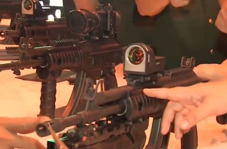 Trong ảnh là một số phiên bản súng trường Galil ACE do Z111 sản xuất được tích hợp nhiều loại kính ngắm hiện đại. Nguồn ảnh: Kênh QPVN