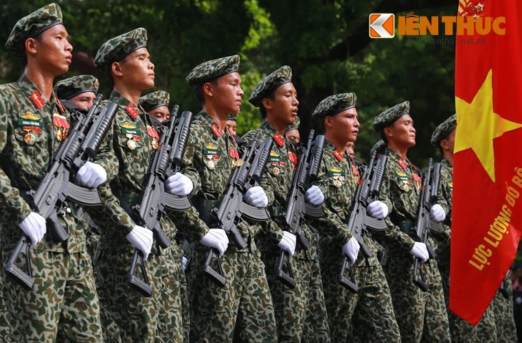 Súng trường Galil ACE đã bước đầu trang bị cho nhiều đơn vị chiến đấu tinh nhuệ của Quân đội Nhân dân Việt Nam. Ảnh: Lực lượng đổ bộ đường không với khẩu Galil ACE trong diễu binh diễu hành kỷ niệm 70 năm quốc khánh nước CHXHCN Việt Nam.