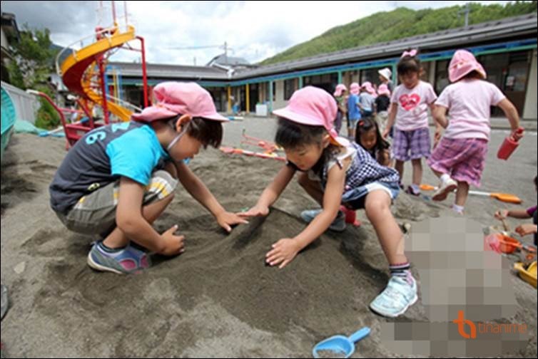 Nên cho bé ra ngoài nhiều hơn, gặp gỡ nhiều người hơn và có cơ hội tham gia những hoạt động tập thể để làm quen dần. Ảnh minh họa