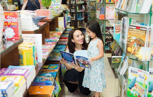 Đưa trẻ đi nhà sách để trẻ tự chọn cho mình những đồ dùng học tập cần thiết. Ảnh minh họa