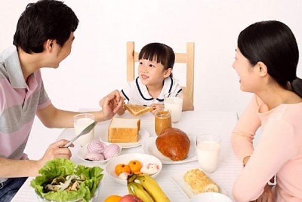 Bố mẹ nên chuẩn bị bữa sáng cho trẻ ăn ở nhà. Ảnh minh họa