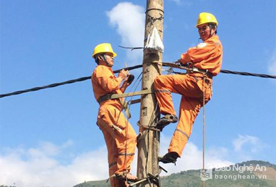 Công nhân ngành điện sửa chữa lưới điện hạ thế. Ảnh: Thu Huyền
