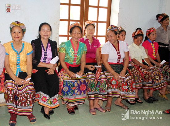 Dù đi đâu hay làm gì, những người phụ nữ đồng bào Thái (thuộc dòng Thái tày Mường) ở bản Tùng Hương vẫn luôn mặc bộ đồ truyền thống của đồng bào dân tộc mình.