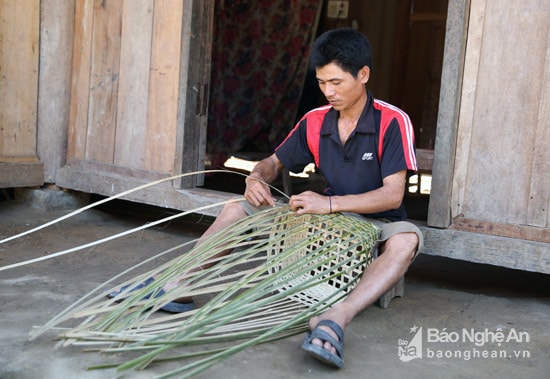 Những lúc rảnh rỗi, đàn ông bản Tùng Hương lại say với công việc đan lát. Những chiếc thúng, chiếc gùi, chiếc giỏ... ở bản đều do bàn tay khéo léo của họ làm ra. 