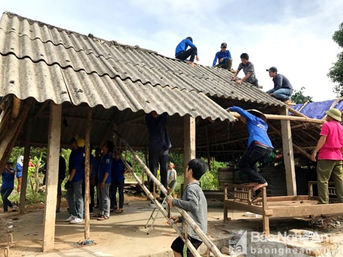Đoàn viên thanh niên và bà con nhân dân tham gia giúp đỡ ngày công