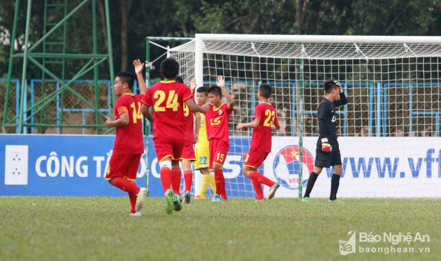 Ngọc Tú dơ tay, không ăn mừng bàn thắng ghi vào lưới đội bóng quê hương. Ảnh: Trung Kiên.