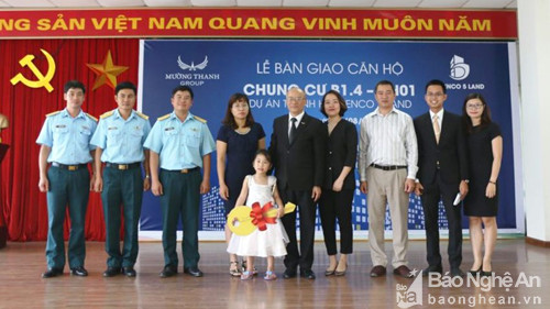 Chị Trần Thị Hà - Vợ Đại tá phi công Trần Quang Khải đến nhận bàn giao căn hộ chung cư từ Tập đoàn Mường Thanh.
