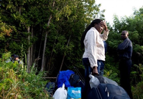 Những di dân Haiti mệt mỏi chờ đợi được vào Canada.