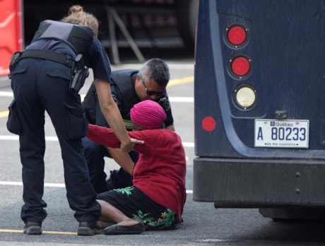 Hai nhân viên dịch vụ biên giới Canada giúp một người phụ nữ bị ngã ở Lacolle.