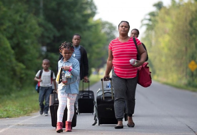 Một gia đình tuyên bố họ đến từ Haiti đi bộ đến biên giới Hoa Kỳ - Canada để vượt qua Canada từ Champlain, New York