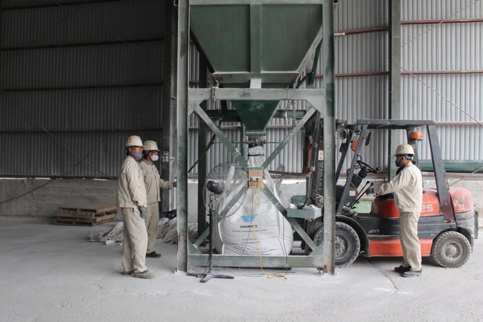 Sản xuất bột đá tại Công ty khai thác đá vôi Yabashi Việt Nam (Quỳ Hợp).