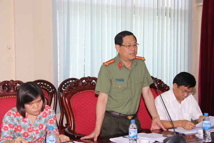 Ông Nguyễn Hữu Cầu - Ủy viên BCH Đảng bộ tỉnh, Giám đốc Công an pahst biểu tại cuoocjlamf việc. Ảnh: Hoài Thu