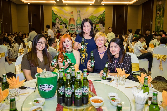 Bà Nadezhda Deshkovets - Giám Đốc Marketing Carlsberg Việt Nam và đại diện bia Huda tại sự kiện.