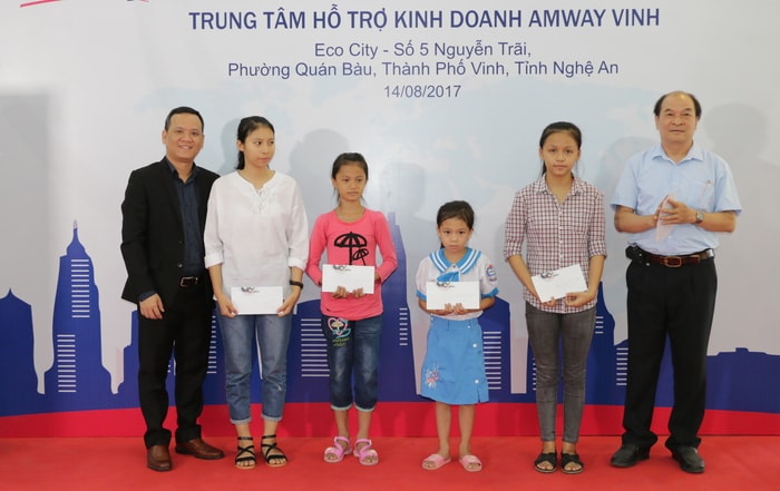 Ảnh: Hội Khuyến học tỉnh và Công ty Amway Việt Nam trao học bổng cho các học sinh ở Thành phố Vinh. Ảnh: Mỹ Hà