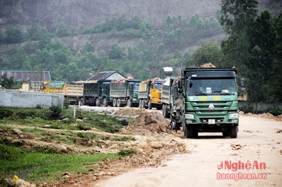 Xe 'hổ vồ' cơi nới thành thùng chở đất đi ra Quốc lộ 46B trên địa bàn Hưng Tây - Hưng Nguyên.