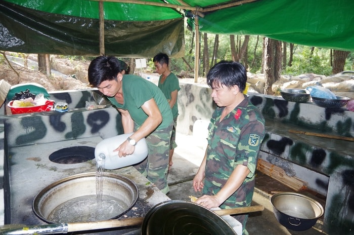 Bộ phận hậu cần Bộ CHQS tỉnh chuẩn bị bữa ăn cho cán bộ, chiến sỹ tại khu sơ tán trong diễn tập. Ảnh: Hoàng Long